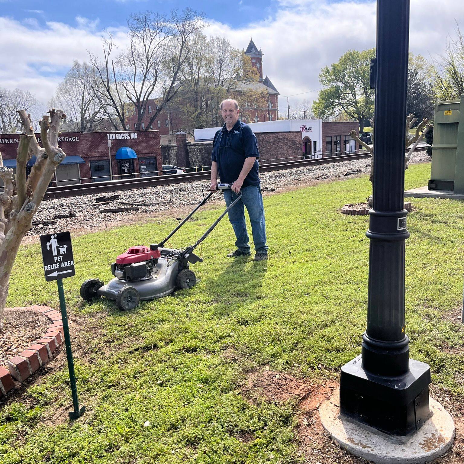 Spring has sprung and our maintenance supervisor Rick is putting in extra effort to ensure our depot looks its best for our visitors. If you happen to spot him working around the depot, be sure to give him a friendly toot of your horn to say hello and show your appreciation for his hard work. We're grateful to have such dedicated staff like Rick on our team.
#seeclaytoncountyga #springtime #historicdepot